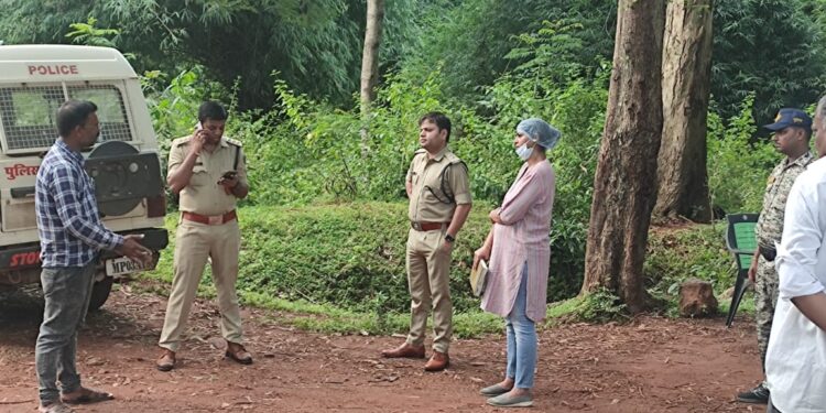 बहोरीबंद अंतर्गत ग्राम कुआ के जंगल में अज्ञात युवक की लाश झाडि़यों में मिली। मौके पर पुलिस अधीक्षक अभिजीत कुमार रंजन ने पहुचकर