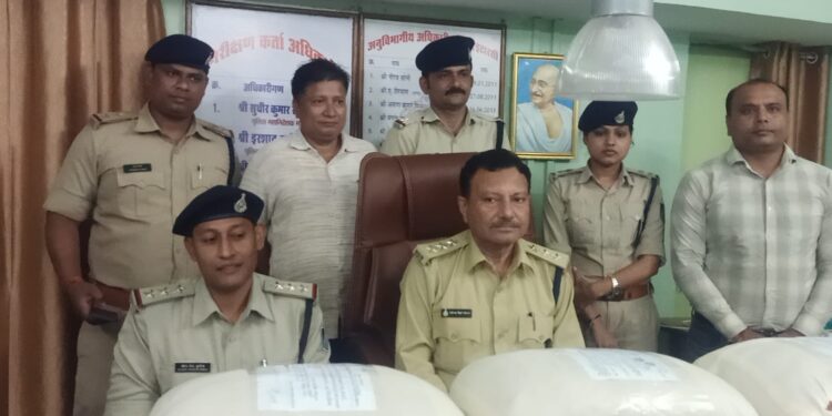 अंतर्राज्यीय गाँजा तस्कर गिरोह के महिला सहित तीन सदस्य गिरफ्तार,466950/- रुपये कीमती 31 किलो 130 ग्राम अवैध मादक पदार्थ गांजा जप्त
