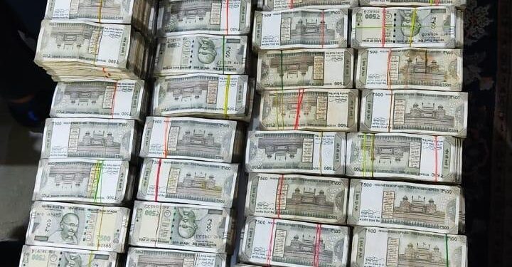 3 लाख रुपए की रिश्वत लेने के आरोप में CBI ने गिरफ्तार किया था और छापेमारी में 2.61 करोड़ रुपए बरामद हुए