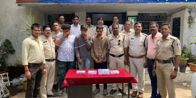 छलपूर्वक धमकाकर नवयुवक से हड़पे नगदी एवं जेवरात का पर्दाफास तीन आरोपी गिरफ्तार