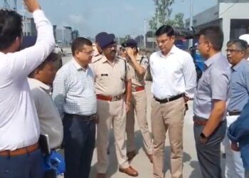 कलेक्टर सौरभ कुमार सुमन ने आज सुबह पुलिस अधीक्षक तुषार कांत विद्यार्थी के साथ दमोहनाका-मदन महल फ्लाईओवर के एलआईसी से महानद्दा तक के हिस्से का निरीक्षण किया । करीब डेढ़ किलोमीटर लंबे फ्लाईओव्हर के इस हिस्से को 27 सितंबर से आवागमन के लिये खोल दिया जायेगा ।