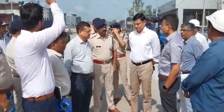 कलेक्टर सौरभ कुमार सुमन ने आज सुबह पुलिस अधीक्षक तुषार कांत विद्यार्थी के साथ दमोहनाका-मदन महल फ्लाईओवर के एलआईसी से महानद्दा तक के हिस्से का निरीक्षण किया । करीब डेढ़ किलोमीटर लंबे फ्लाईओव्हर के इस हिस्से को 27 सितंबर से आवागमन के लिये खोल दिया जायेगा ।