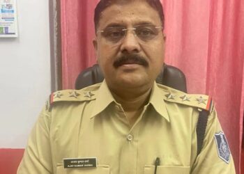 अजय जी उज्जैन पीड़िता को गोद लेने के लिए आगे आए हैं. अजय जी ने छात्रा की पढ़ाई-लिखाई समेत पूरी जिम्मेदारी उठाने का फैसला किया