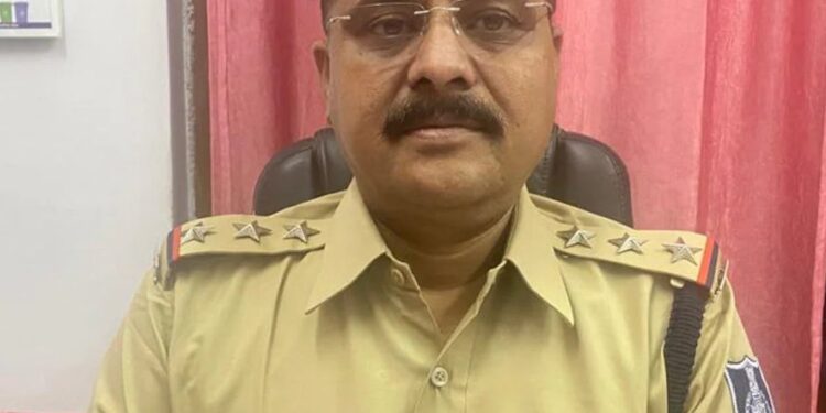 अजय जी उज्जैन पीड़िता को गोद लेने के लिए आगे आए हैं. अजय जी ने छात्रा की पढ़ाई-लिखाई समेत पूरी जिम्मेदारी उठाने का फैसला किया