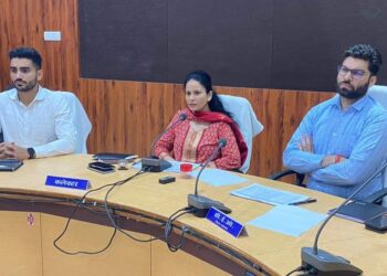 शाला परिसर बेहतर बनाएं, गुणवत्तायुक्त शिक्षण सुनिश्चित करें – डॉ. सिडाना  कलेक्टर ने की शैक्षणिक गतिविधियों की समीक्षा