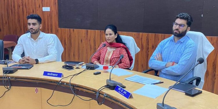 शाला परिसर बेहतर बनाएं, गुणवत्तायुक्त शिक्षण सुनिश्चित करें – डॉ. सिडाना  कलेक्टर ने की शैक्षणिक गतिविधियों की समीक्षा