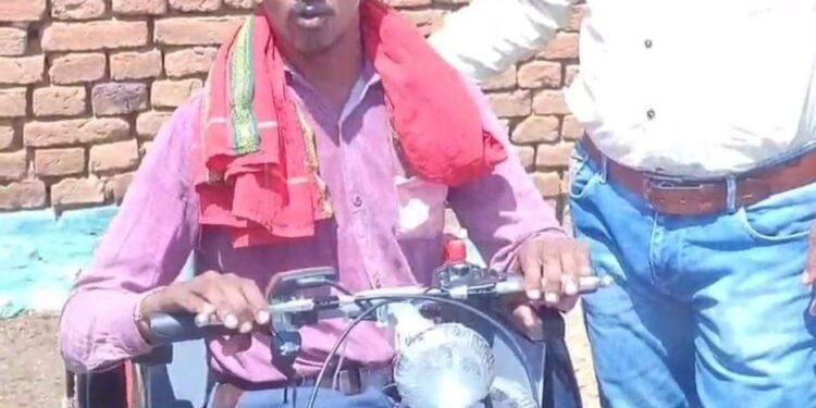 जानकारी मिलते ही कलेक्टर ने दिव्यांग युवक को प्रदत्त कराई ट्राई साइकिल ट्राई साइकिल पाने भटक रहा था युवक