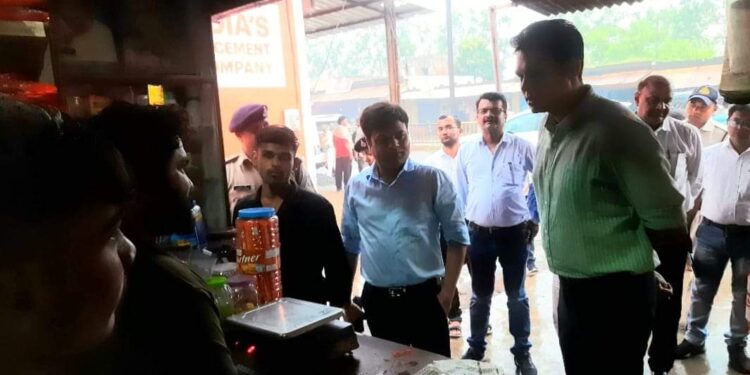 पहली बार मतदान करने के लिए रोमांचित हैं सुमित कलेक्टर श्री प्रसाद ने मतदान के लिए सुमित के जज्बे और हौसले को सराहा