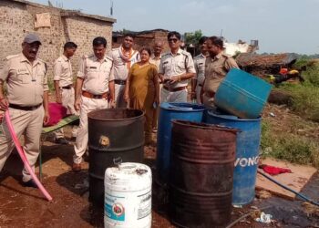 आबकारी विभाग की टीम ने दबिश देकर 3 लाख से अधिक की अवैध मदिरा सामग्रियां नष्ट कराई