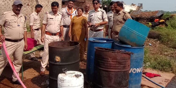 आबकारी विभाग की टीम ने दबिश देकर 3 लाख से अधिक की अवैध मदिरा सामग्रियां नष्ट कराई