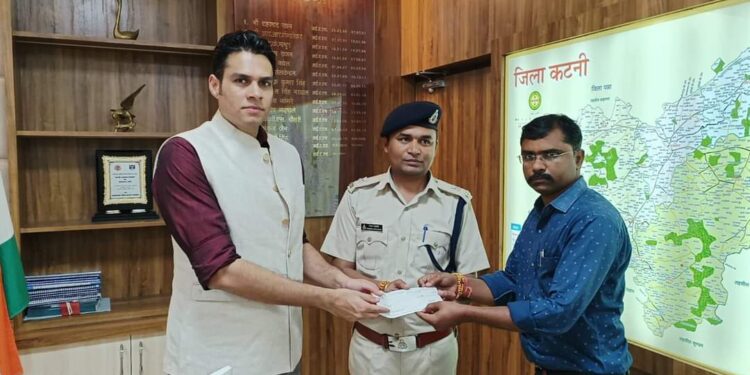 बंदियों की शिक्षा में नहीं आयेगी बाधा, कलेक्टर के नवाचार को मिल रही सफलता, नवाचार से जुड़ने आगे आ रहे लोग, हेल्थ इंश्योरेंस कंपनी के मैनेजर ने दिया 25 हजार रुपए का चेक