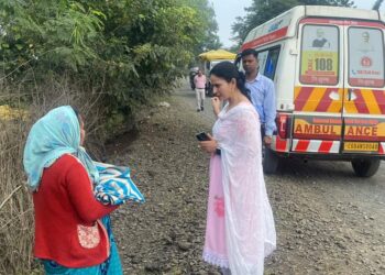 प्रसूता के घर पहुंच कलेक्टर ने लिया स्वास्थ्य सुविधाओं का फीडबैक