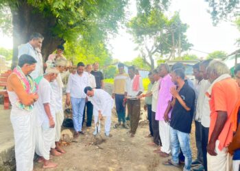 टिमरनी जिला पंचायत अध्यक्ष द्वारा सीसी रोड का किया भूमि पूजन