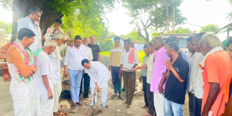 टिमरनी जिला पंचायत अध्यक्ष द्वारा सीसी रोड का किया भूमि पूजन