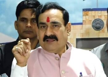 *आप कमल का बटन दबाते हैं, तो पाकिस्तान तक थरथर कांपता हैः नरोत्तम मिश्रा* *सिंहपुर और उचेहरा में गृहमंत्री डॉ. मिश्रा और सांसद गणेशसिंह ने ली जनसभाएं*