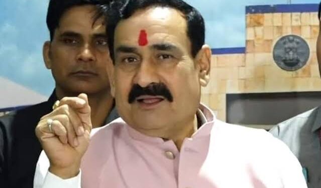 *आप कमल का बटन दबाते हैं, तो पाकिस्तान तक थरथर कांपता हैः नरोत्तम मिश्रा* *सिंहपुर और उचेहरा में गृहमंत्री डॉ. मिश्रा और सांसद गणेशसिंह ने ली जनसभाएं*