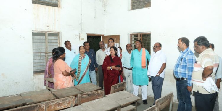 *महापौर श्रीमति प्रीति संजीव सूरी आयुक्त श्री विनोद शुक्ल ने अचानक किया केसीएस स्कूल का निरीक्षण* *नवीन बिल्डिंग व अतिरिक्त कक्ष बनाने के निर्देश*