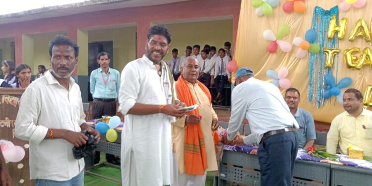 कटनी के कन्हवारा में सयुक्त मोर्चा ने मनाया शिक्षक दिवस, किया शिक्षकों का सम्मान