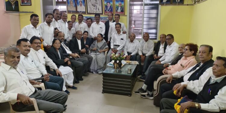 शिक्षक दिवस के उपलक्ष्य में जिला अधिवक्ता संघ नर्मदापुरम द्वारा वरिष्ठ अधिवक्ताओं का किया गया सम्मान