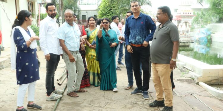 *महापौर श्रीमति प्रीति संजीव सूरी ने सत्यनारायण मंदिर में व्यवस्थाओं का लिया जायजा* *मंदिर के आसपास समुचित सफाई व प्रकाश व्यवस्था के निर्देश*