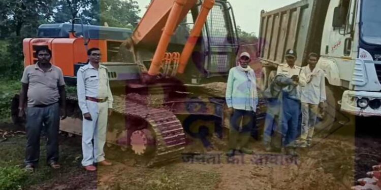 वन क्षेत्र में उत्खनन करते पोकलेन मशीन और हाईवा जप्त