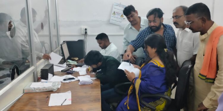 *महापौर श्रीमति प्रीति संजीव सूरी ने नगर निगम में लोक अदालत का किया निरीक्षण* *नागरिकों को लोक अदालत में बकाया कर में छूट का लाभ दिलाने दिये निर्देश*