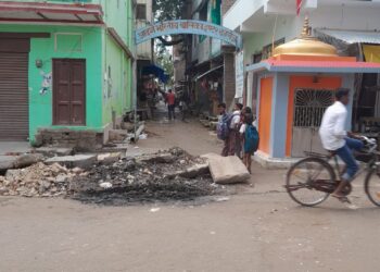 उत्तर प्रदेश जनपद मिर्जापुर गड्ढे खोदो मलवा निकालो अभियान के चलते गंभीर बीमारियों को न्यौता