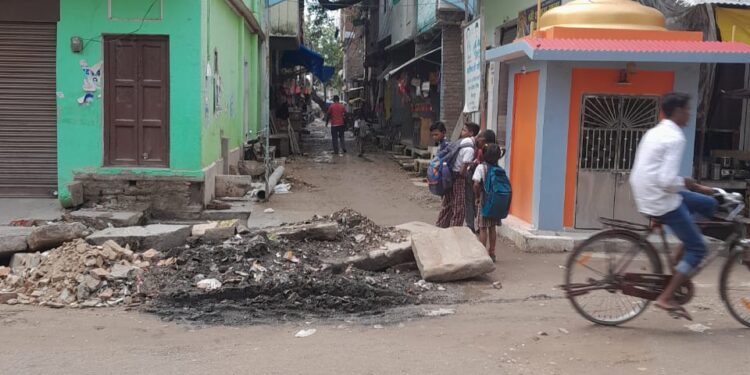 उत्तर प्रदेश जनपद मिर्जापुर गड्ढे खोदो मलवा निकालो अभियान के चलते गंभीर बीमारियों को न्यौता