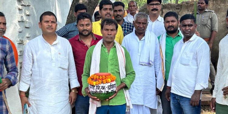 *देश की मिट्टी संसार की सबसे पवित्र मिट्टी– कैलाश आचार्य* *विभिन्न गांव में निकल गया अमृत कलश यात्रा घर घर से लिया गया मिट्टी*
