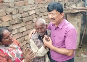 कलेक्टर श्री कन्याल ने बुर्जुग को गले लगाया और उसके आंसू पोछे  निर्माण में देरी होने पर कलेक्टर हुए अधिकारी एवं ठेकेदार पर नाराज