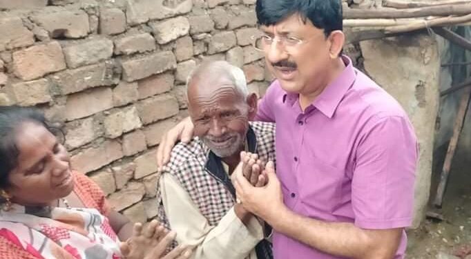 कलेक्टर श्री कन्याल ने बुर्जुग को गले लगाया और उसके आंसू पोछे  निर्माण में देरी होने पर कलेक्टर हुए अधिकारी एवं ठेकेदार पर नाराज