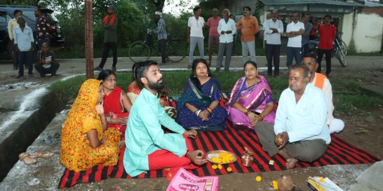 साढे 4 लाख की लागत से भुमिया टोला में बनेगी नाली महापौर श्रीमति प्रीति संजीव सूरी ने वरिष्ठ नागरिक बद्रीप्रसाद से कराया भूमिपूजन