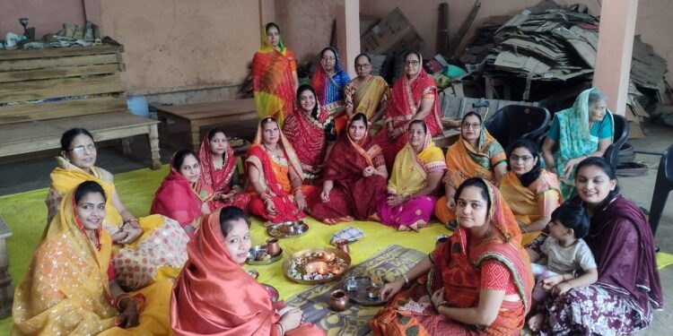 माहेश्वरी महिला मंडल ने बछ्छा बारस पर गौवंश की पूजा अर्चना कर दिया गौवंश के संरक्षण का संदेश
