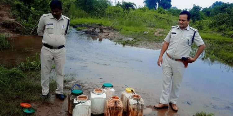 आगामी विधानसभा निर्वाचन के मद्देनजर आबकारी विभाग द्वारा अवैध शराब के विरूद्ध विशेष अभियान में 05 प्रकरण कायम किये,जप्त शराब एवं सामग्री की अनुमानित कीमत 55000/- रुपये