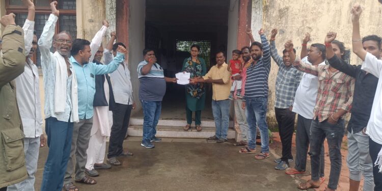 रहटगांव मुख्यमंत्री के नाम तहसीलदार महोदया को दिया ज्ञापन