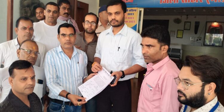 आज सीहोर में मध्य प्रदेश मीडिया संघ के पदाधिकारीयो ने मुख्यमंत्री शिवराज सिंह चौहान के नाम अपर कलेक्टर को दिया ज्ञापन