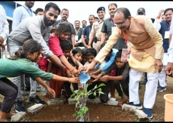 मुख्यमंत्री श्री चौहान ने बीना रिफाइनरी हेलीपैड पर बादाम का पौधा रौपा