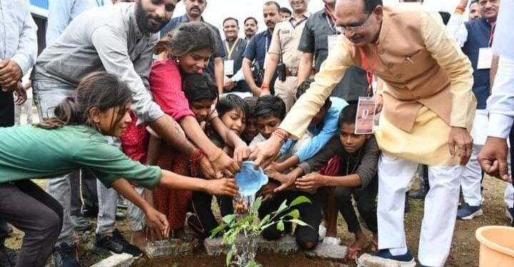 मुख्यमंत्री श्री चौहान ने बीना रिफाइनरी हेलीपैड पर बादाम का पौधा रौपा