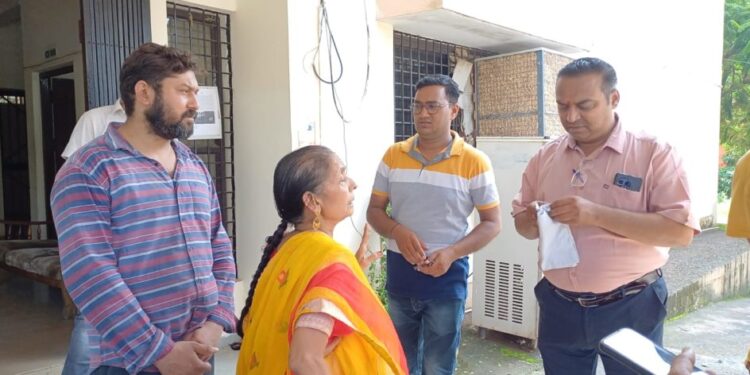 आजाद चौक में वृद्ध महिला से की 5 लाख के जेवरों की