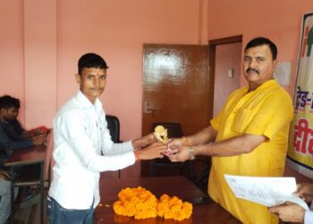चंदौली। हिनौता जगदीशसराय स्थित हरि ओम सेवा आईटीआई संस्थान में रविवार को सत्र 2023 के फिटर व इलेक्ट्रीशियन के उत्तीर्ण प्रथम द्वितीय तृतीय स्थान पाने वाले