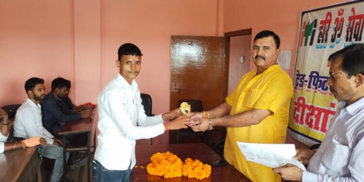 चंदौली। हिनौता जगदीशसराय स्थित हरि ओम सेवा आईटीआई संस्थान में रविवार को सत्र 2023 के फिटर व इलेक्ट्रीशियन के उत्तीर्ण प्रथम द्वितीय तृतीय स्थान पाने वाले