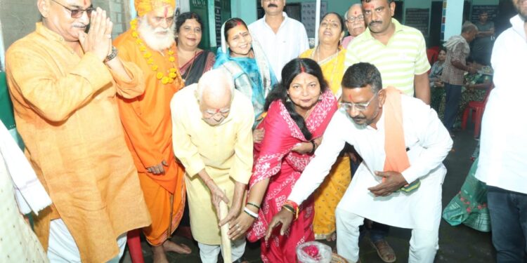 *शासकीय स्वर्णकार पुत्री शाला में 23 लाख 55 हजार की लागत से 4 अतिरिक्त कमरों का होगा निर्माण* *महापौर श्रीमति प्रीति संजीव सूरी ने वरिष्ठ नागरिक लोटनप्रसाद स्वर्णकार से कराया भूमि पूजन*
