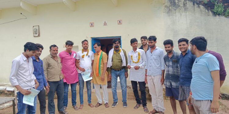 सर्व समाज फाऊंडेशन प्रदेश अध्यक्ष रज्जाक अली शाह टीकमगढ़ जिला अध्यक्ष हुकुमचंद अहिरवार ने किया कई ग्रामों का दौरा