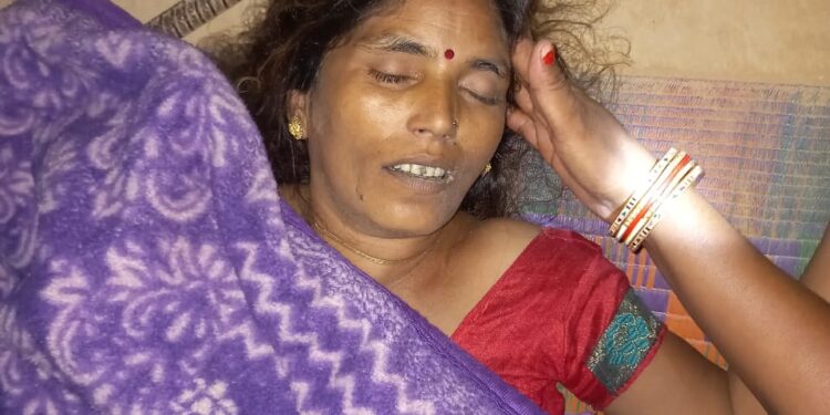 *सर्फ काटने से 45 वर्ष की महिला के हुआ मौत* *परिवार में मचा को कोहराम* शिकारगंज क्षेत्र — नेवाजगंज ग्राम सभा में घास काटने गई महिला को सर्फ काटने से हुआ मौत