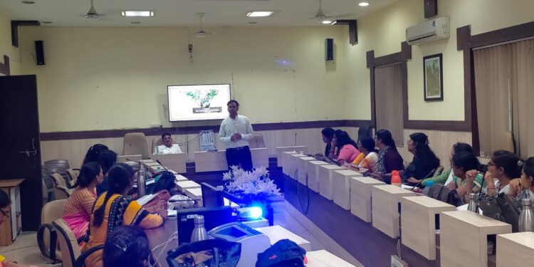 बाल संरक्षण एवं चाइल्ड हेल्प लाइन अंर्तगत पर्यवेक्षको को दिया गया प्रशिक्षण
