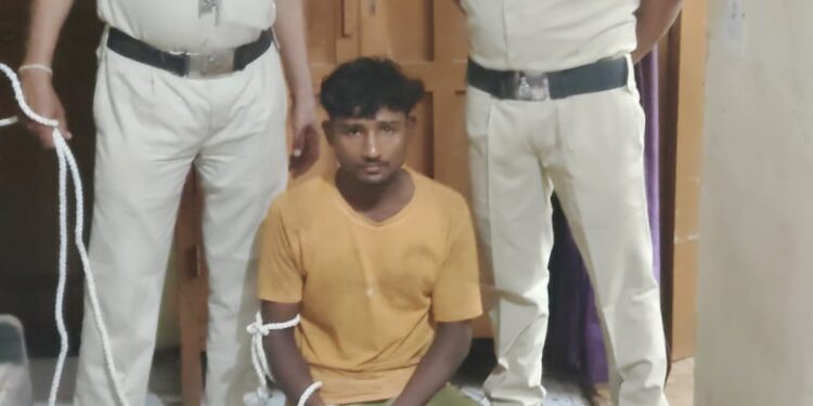 मुख्यमंत्री द्वारा शराब के विक्रय पर प्रतिबंध के बावजूद नर्मदापुरम में अवैध शराब की सप्लाई का खेल जारी,आबकारी टीम ने बिना नंबर की स्कूटी से अवैध शराब का जखीरा सहित आरोपी युवक को पकड़ा,शराब ठेकेदारो के संरक्षण में रसूखदार माफिया करते हैं लाखों रुपए की अवैध शराब का कारोबार……