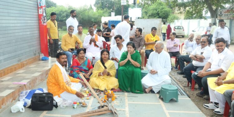 *नेहरू वार्ड को विकसित करने महापौर श्रीमति प्रीति संजीव सूरी ने पौने दो करोड के विकास कार्यो की दी सौगात*  *महापौर ने श्रीमति अलका जैन से ससम्मान कराया* *विकास कार्यों का भूमि पूजन*