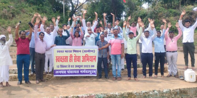 जिला स्‍तरीय स्‍वच्‍छता ही सेवा अभियान अंतर्गत हासलपुर घांट पर जन प्रतिनिधि,प्रशासनिक अधिकारी कर्मचारी एवं ग्रामीणों ने किया श्रमदान