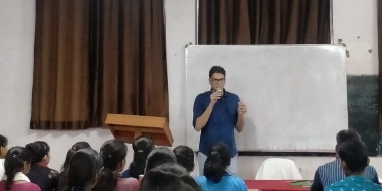 *भारत निर्माण कोचिंग में कलेक्टर ने ली विशेष क्लास* *• कराया गूढ़ तथ्यों का सरल और प्रभावी अध्ययन* *• प्रत्येक शनिवार को ले रहे विशेष सत्र*