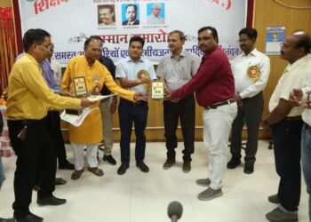 शिक्षा इस प्रकार की दें कि विद्यार्थियों के दिल और दिमाग में आ जाए,  पाठ्य पुस्तकों से ही अध्ययन कार्य कराएं,